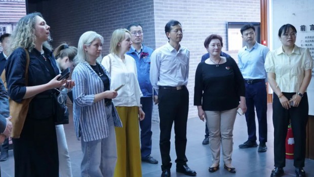 白俄罗斯媒体代表团调研3118云顶集团制药